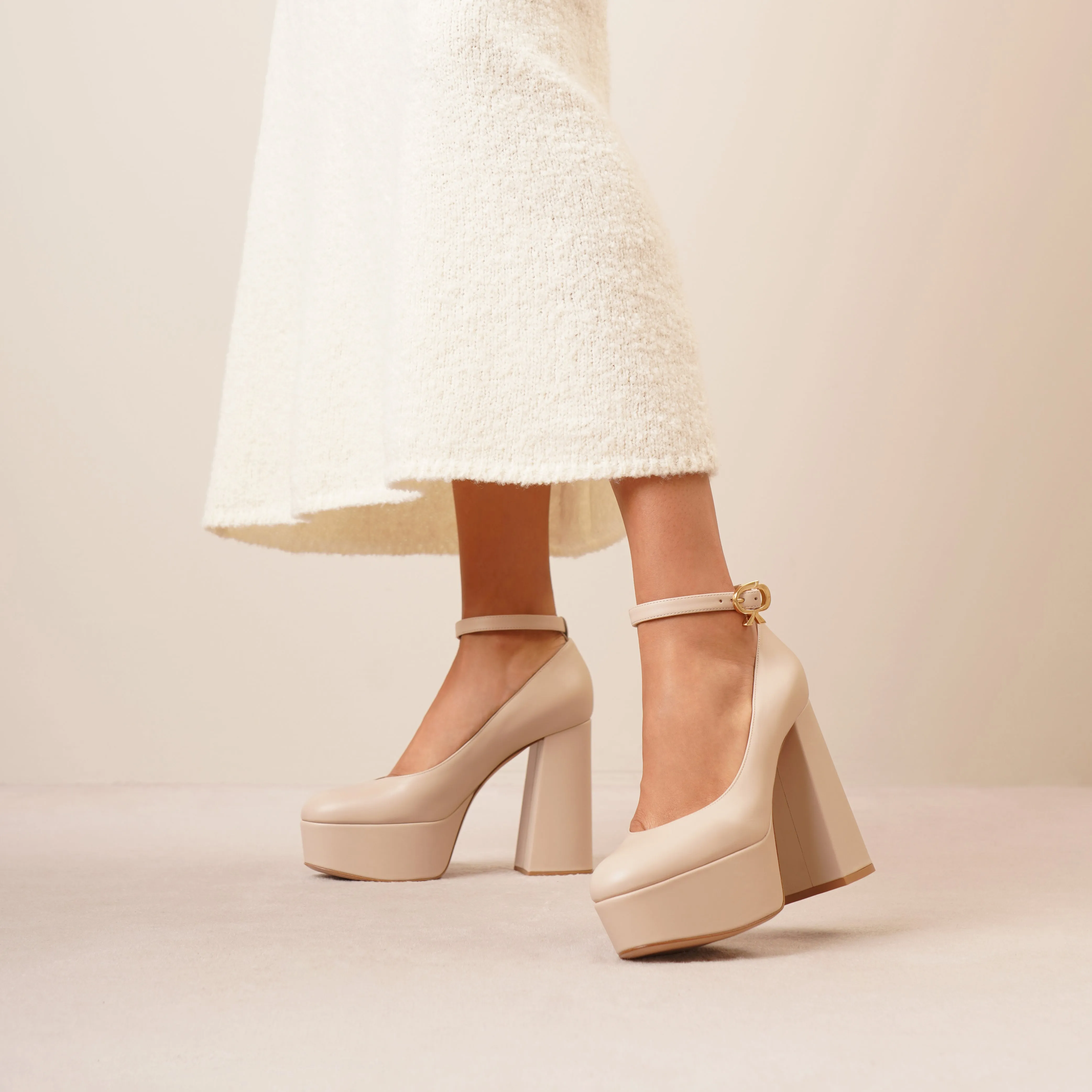 Manila beige platform pumps