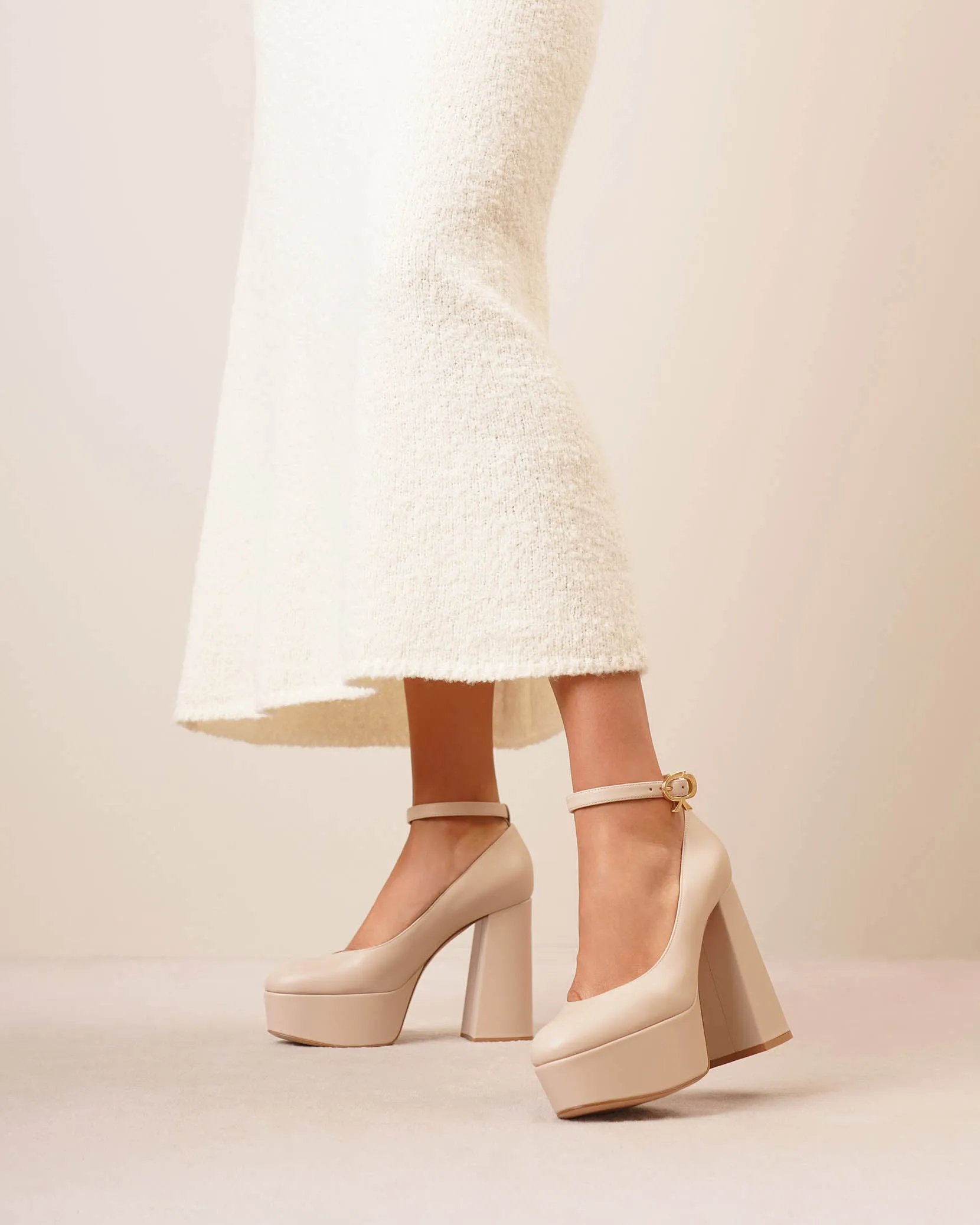 Manila beige platform pumps
